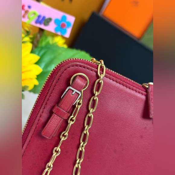 Auth CÈLINE Preowned Burgundy Leather Shoulder Bag with Gold Chain - Picture 14 of 17